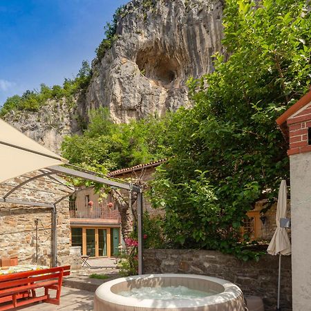 Under The Rock House In Osp With Hot Tub Apartment Bagian luar foto