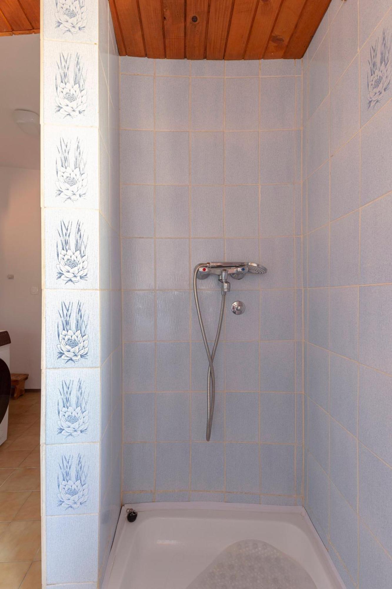Under The Rock House In Osp With Hot Tub Apartment Bagian luar foto