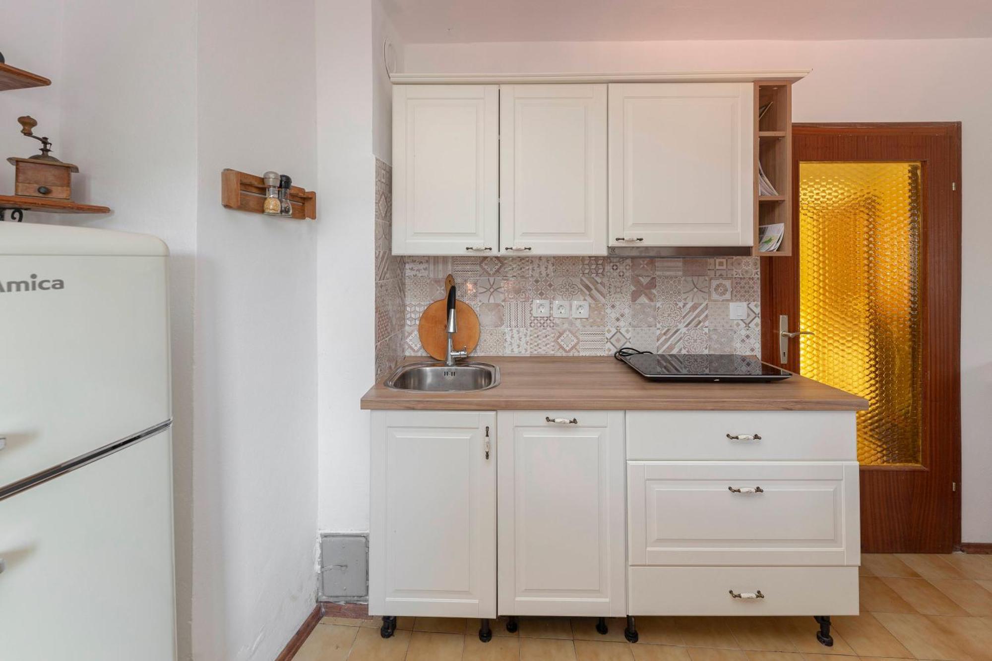 Under The Rock House In Osp With Hot Tub Apartment Bagian luar foto