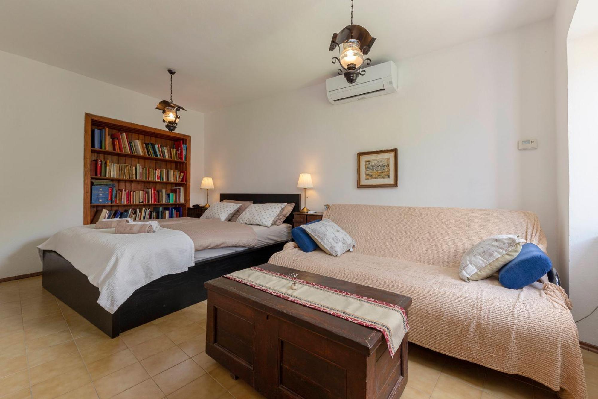 Under The Rock House In Osp With Hot Tub Apartment Bagian luar foto