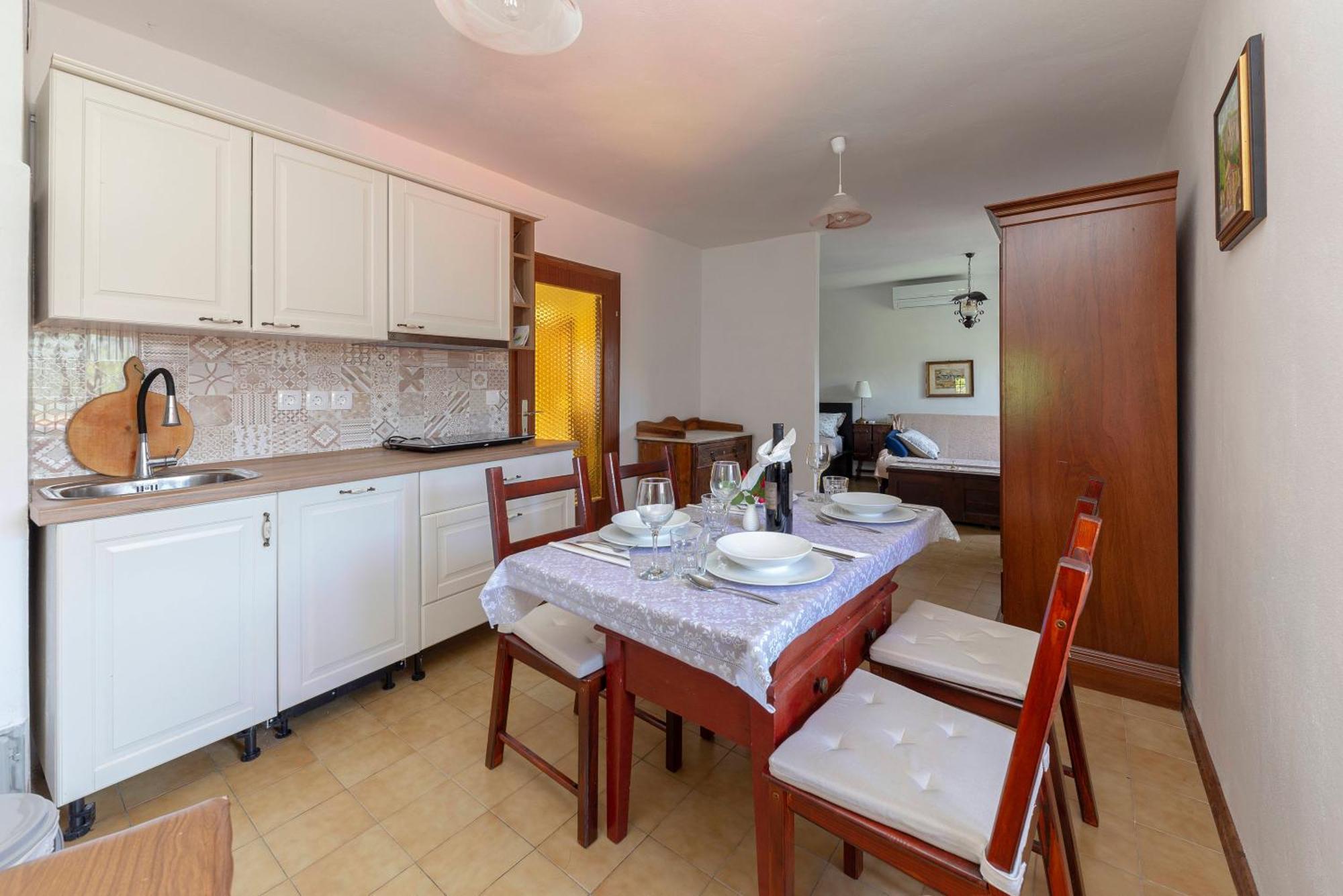 Under The Rock House In Osp With Hot Tub Apartment Bagian luar foto