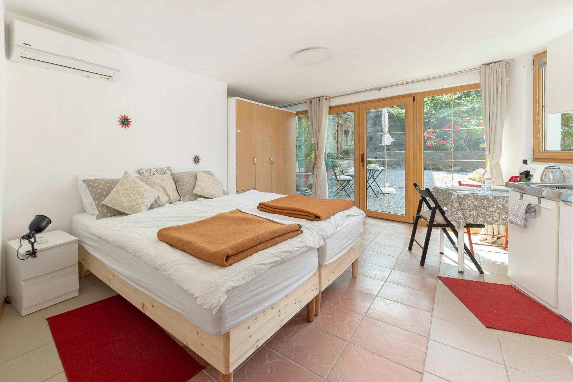 Under The Rock House In Osp With Hot Tub Apartment Bagian luar foto