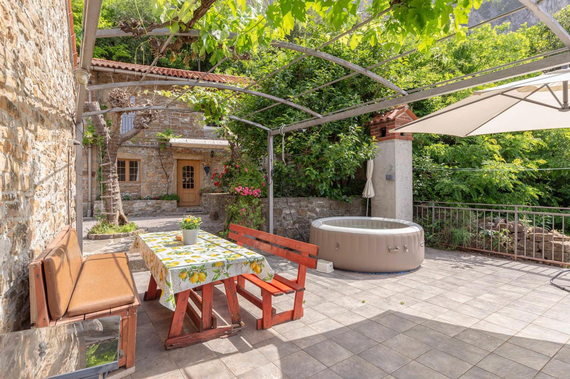 Under The Rock House In Osp With Hot Tub Apartment Bagian luar foto