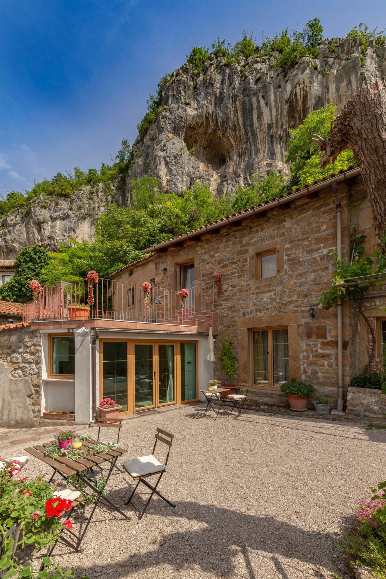 Under The Rock House In Osp With Hot Tub Apartment Bagian luar foto
